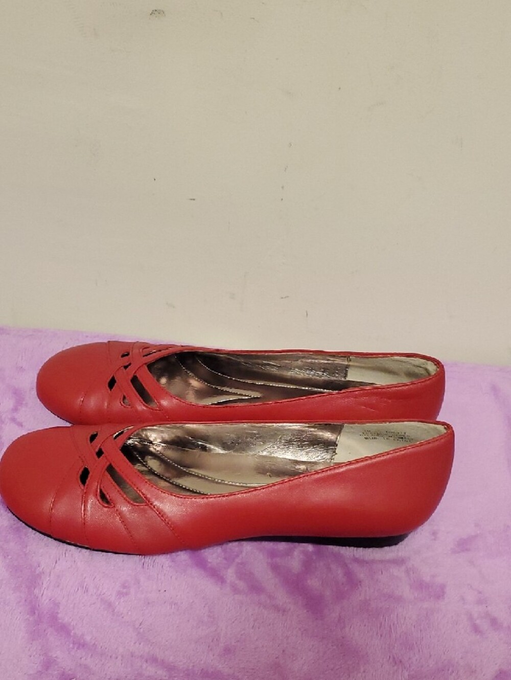 Array Red Women's Crisscross Ballet Flats - Picture 3 of 7
